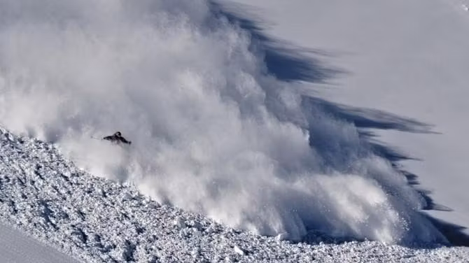 Alertă în munți: Risc maxim de producere a avalanşelor