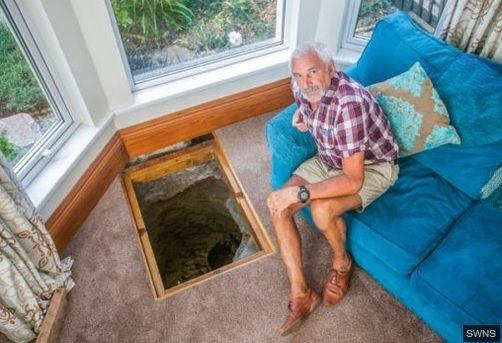 A dat canapeaua la o parte şi a săpat în podea. I-a îngheţat sângele când a văzut ce scoate