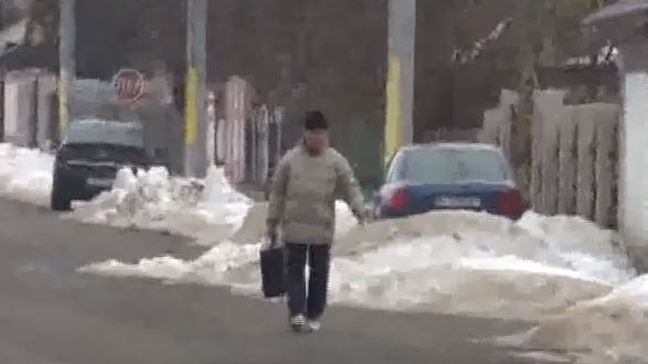 Halucinant, a vrut să fure de la poliţişti ziua în amiaza mare (VIDEO)