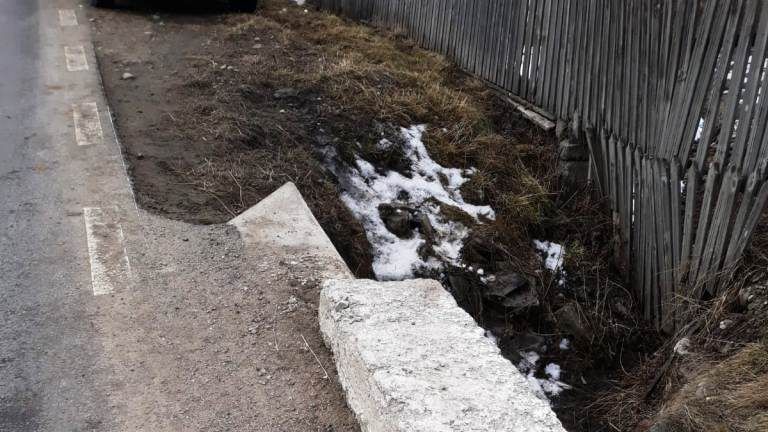 Bărbat găsit decedat. O bucată de beton, dintr-un podeț, a căzut peste el