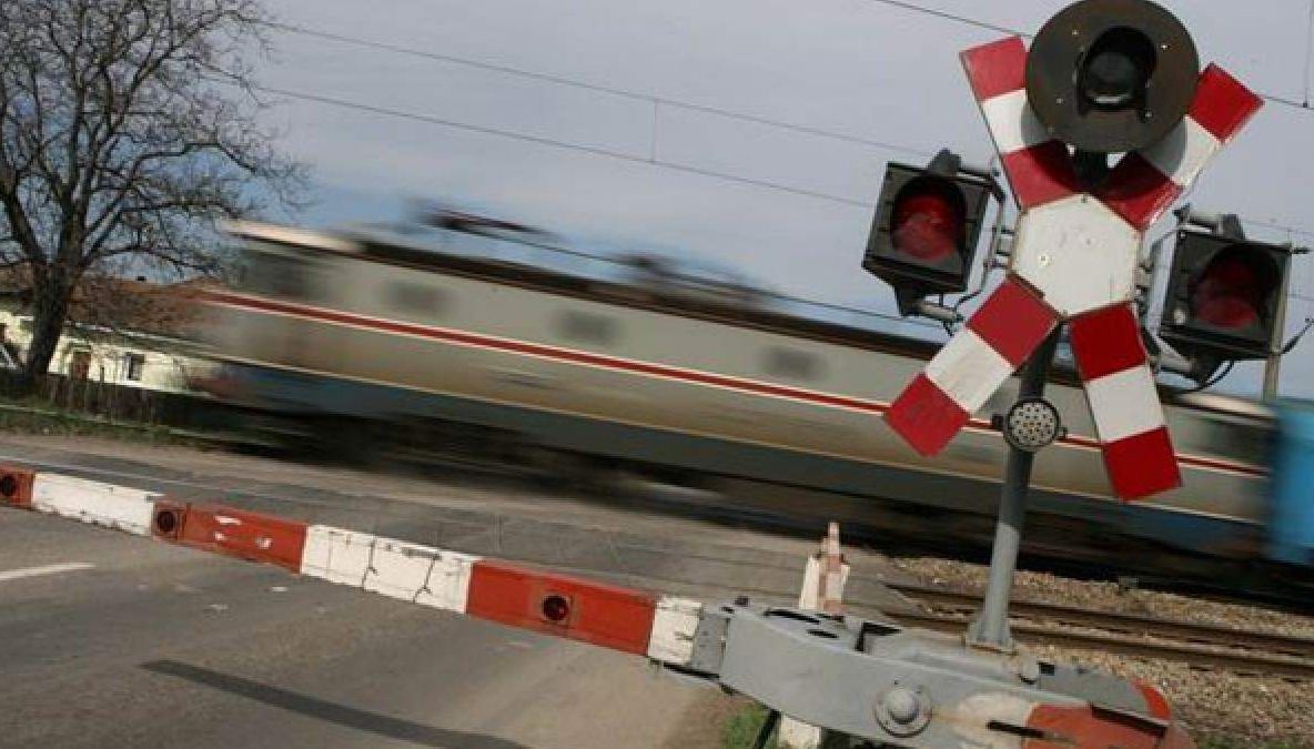 Accident GRAV cu 3 mașini la o trecere de cale ferată. Patru victime
