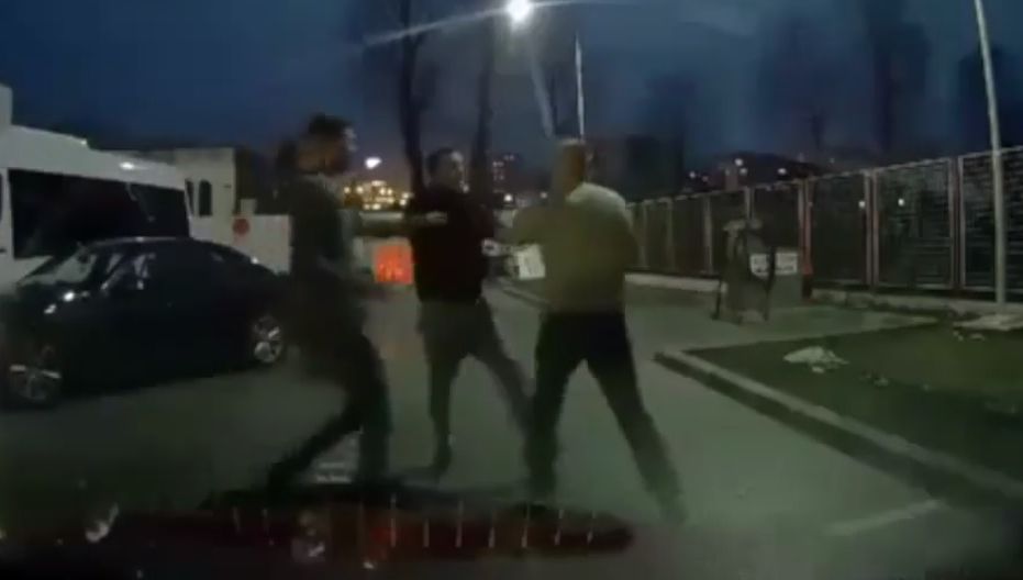 Imagini incredibile! Bătaie într-o benzinărie. O cameră a surprins tot