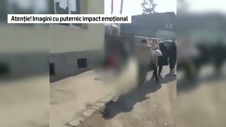 Imagini șocante: Adolescentă bătută pe stradă