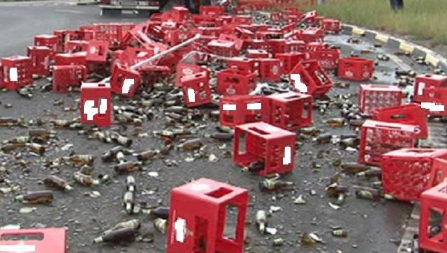 Zeci de lăzi de bere, împrăştiate pe DN 1A 