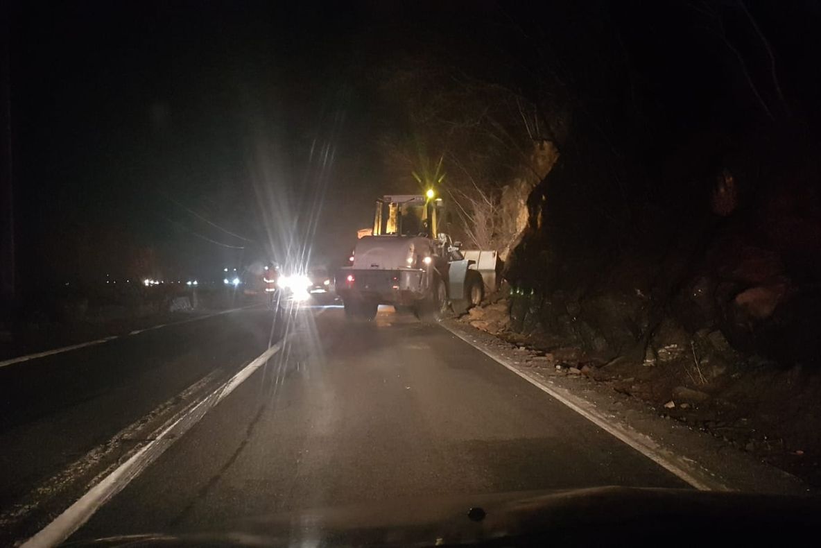 Căderi de pietre pe DN7 între Lazaret și Boița