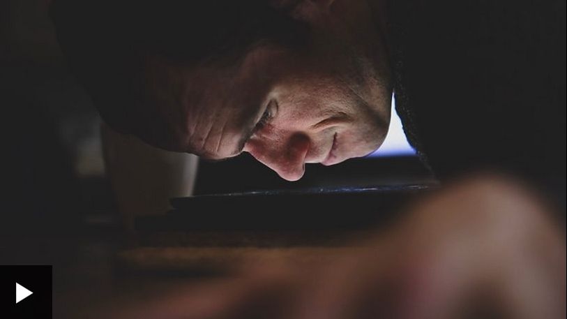 Omul care și-a scris memoriile cu nasul. Efortul a durat 9 ani