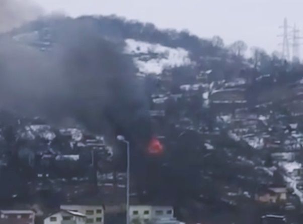 Casă mistuită de flăcări, o femeie transportată la spital (VIDEO)