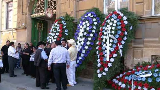 Coroanele de flori, interzise la înmormântări. Ce spun preoţii