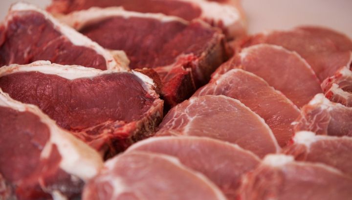 Cum să decongelezi carnea în doar 5 minute. Este adevăratul secret al bucătarilor