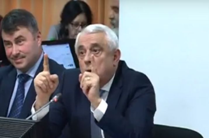 Petre Daea loveşte din nou: V-a intrat cormoranul în cap? (VIDEO)