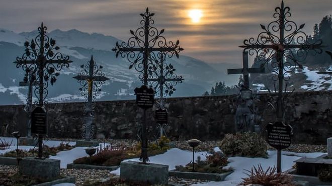 Proiectil exploziv, descoperit de gropari, într-un cimitir din Vrancea