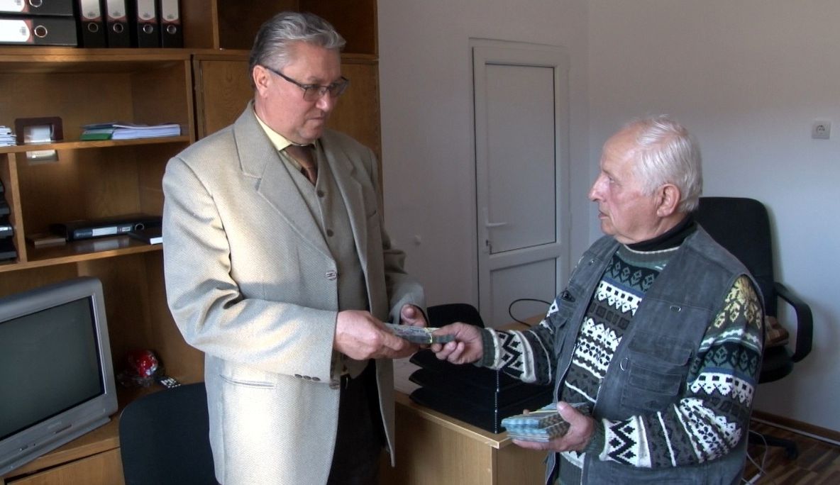 Gestul unui pensionar a impresionat întreaga țară. Are 77 de ani şi o pensie de doar 1.300 de lei!