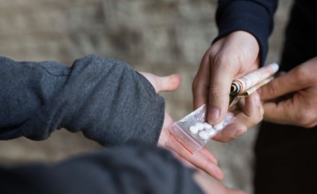 Tragedie în Baia Mare. Un tânăr care se droga a murit după ce s-a prăbușit pe stradă