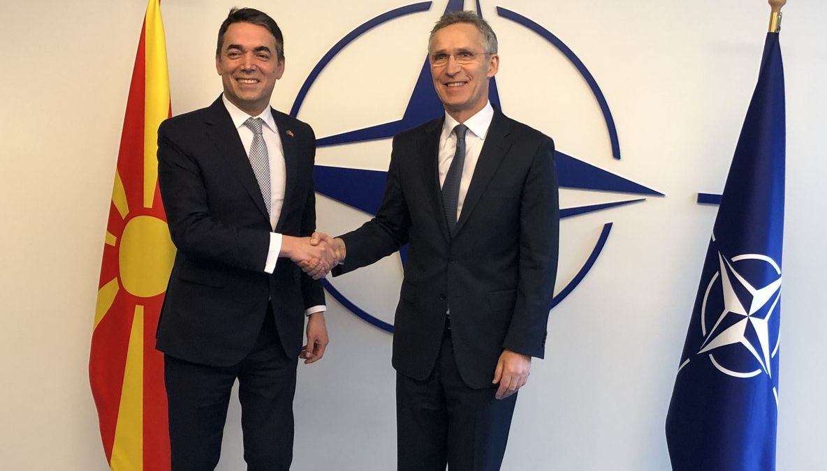NATO a semnat actul de aderare a Macedoniei. Un pas istoric, după acordul cu Grecia