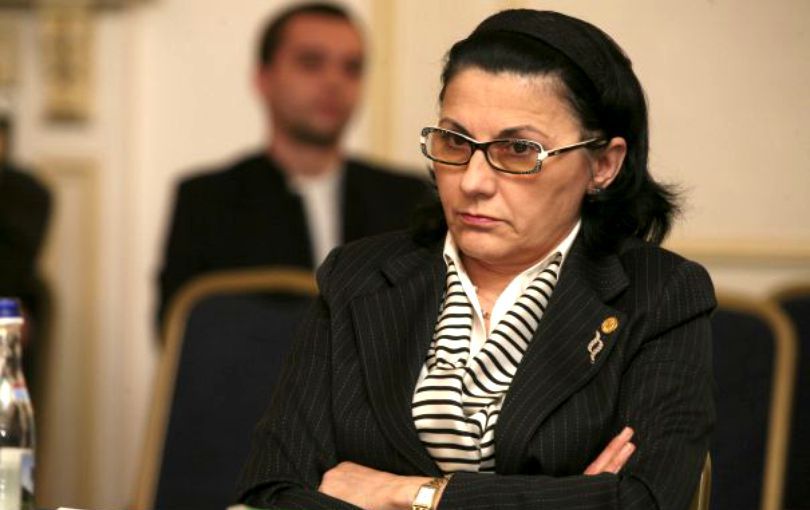Pusă în faţa evidenţei, Ecaterina Andronescu renunţă la planul de a reduce orele de sport 
