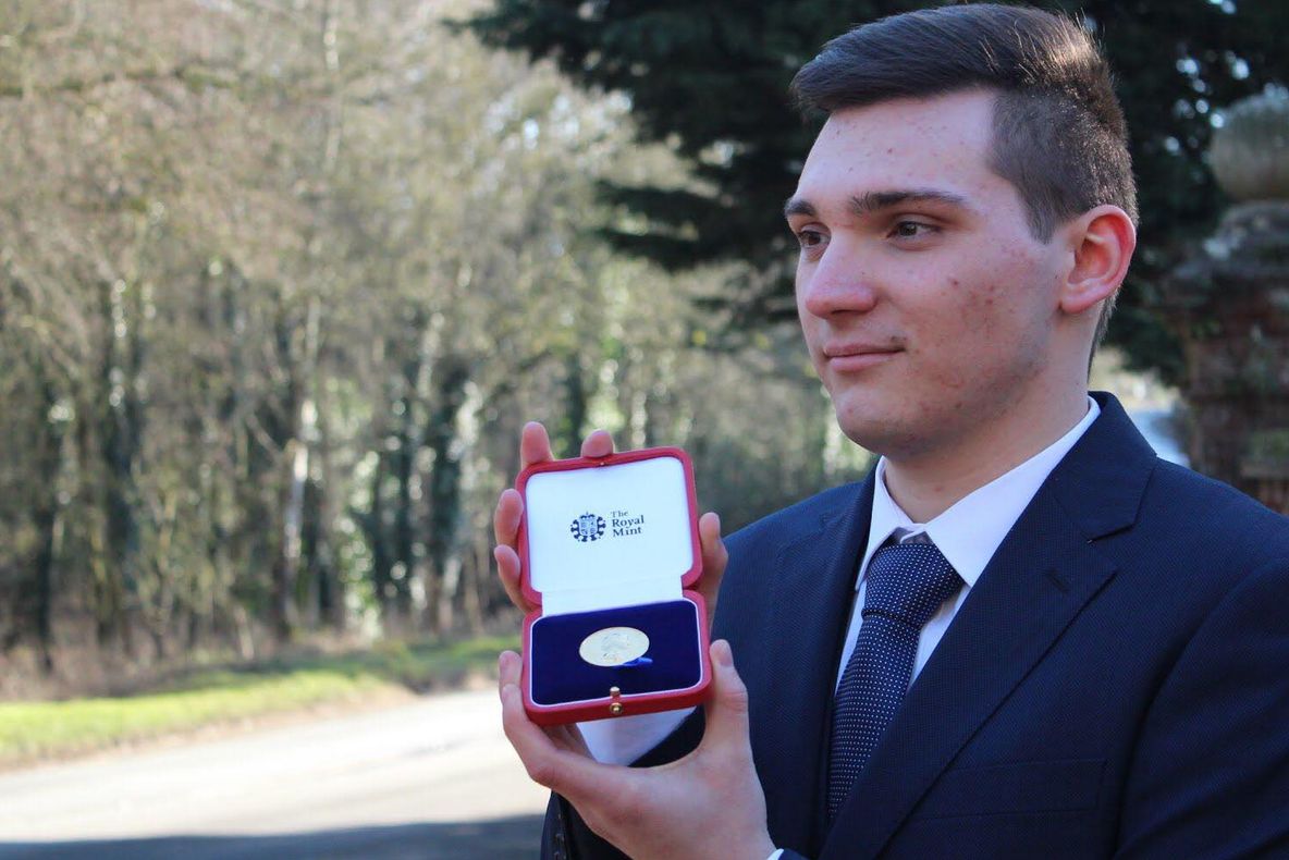 Un elev din România, premiat de regina Marii Britanii 