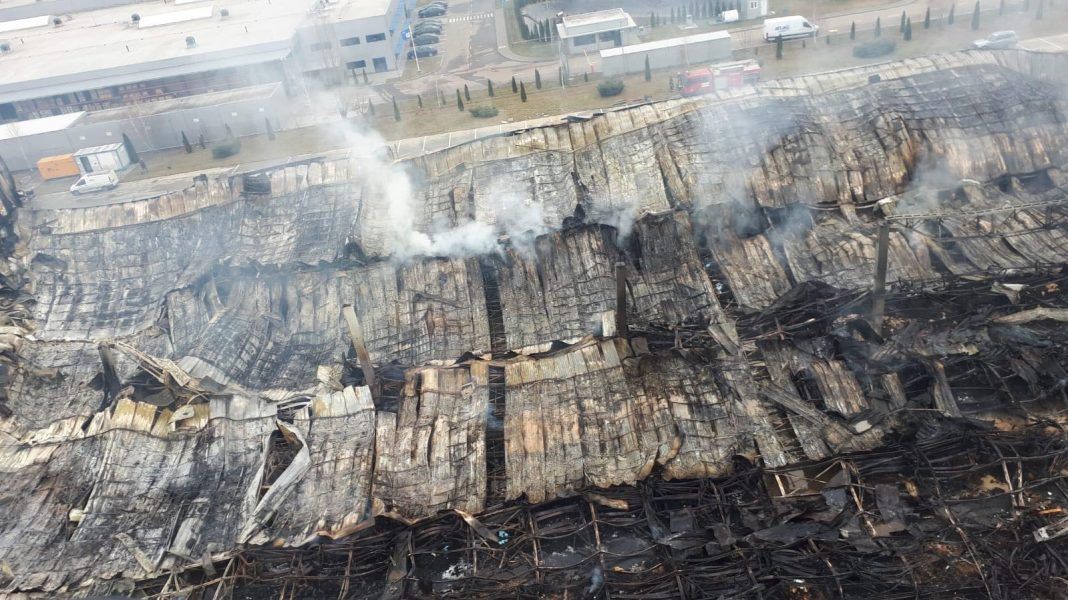 Pompierii mai luptă cu incendiul de la fabrica din Alba, după 48h. Imagini dramatice ale dezastrului