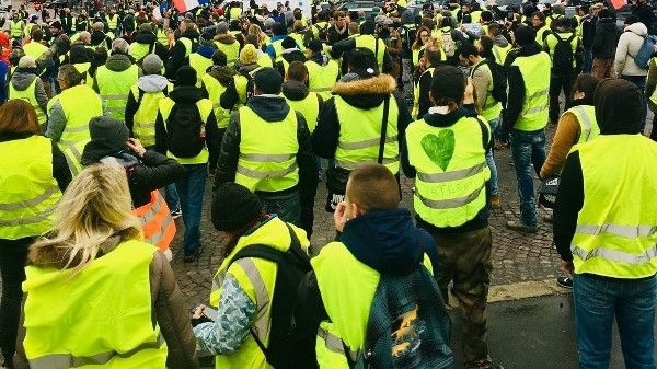 Soluția neașteptată a lui Macron pentru aplanarea protestelor ”vestelor galbene”. Va funcționa?
