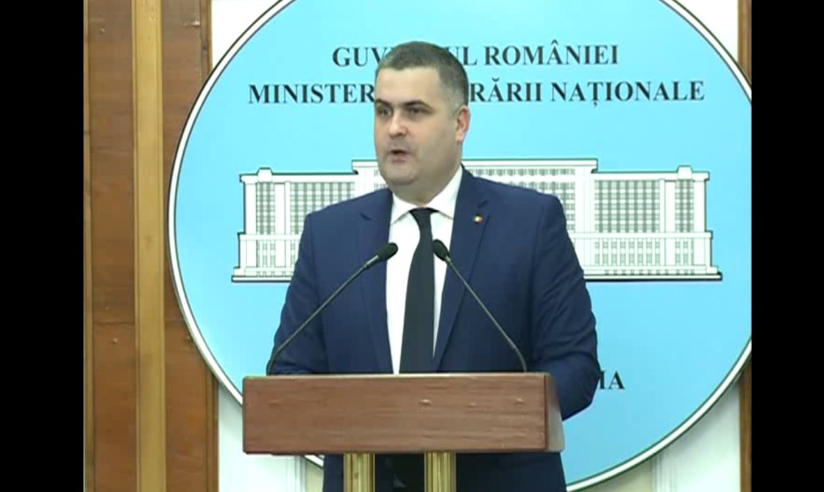 Ministrul Apărării, "împușcat" de o jurnalistă Realitatea TV: "Nu știu!" :)