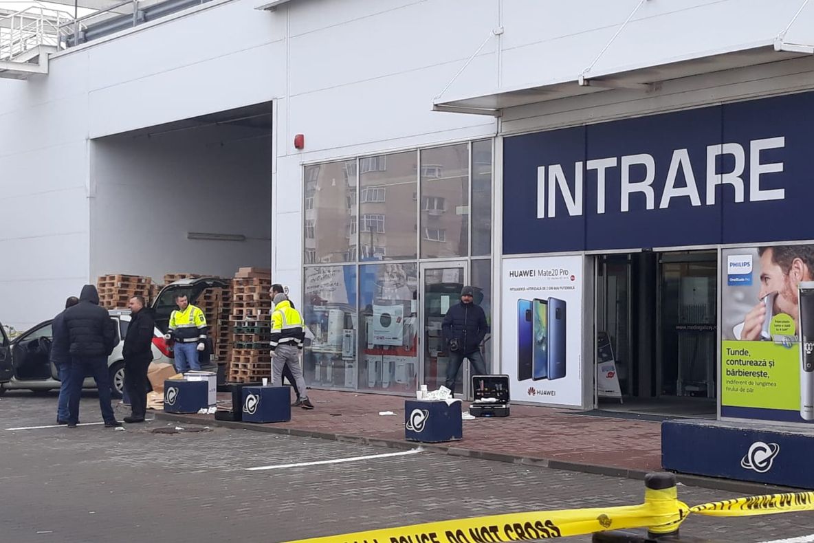 Hoţi prinşi în flagrant într-un mall. S-au tras focuri de armă