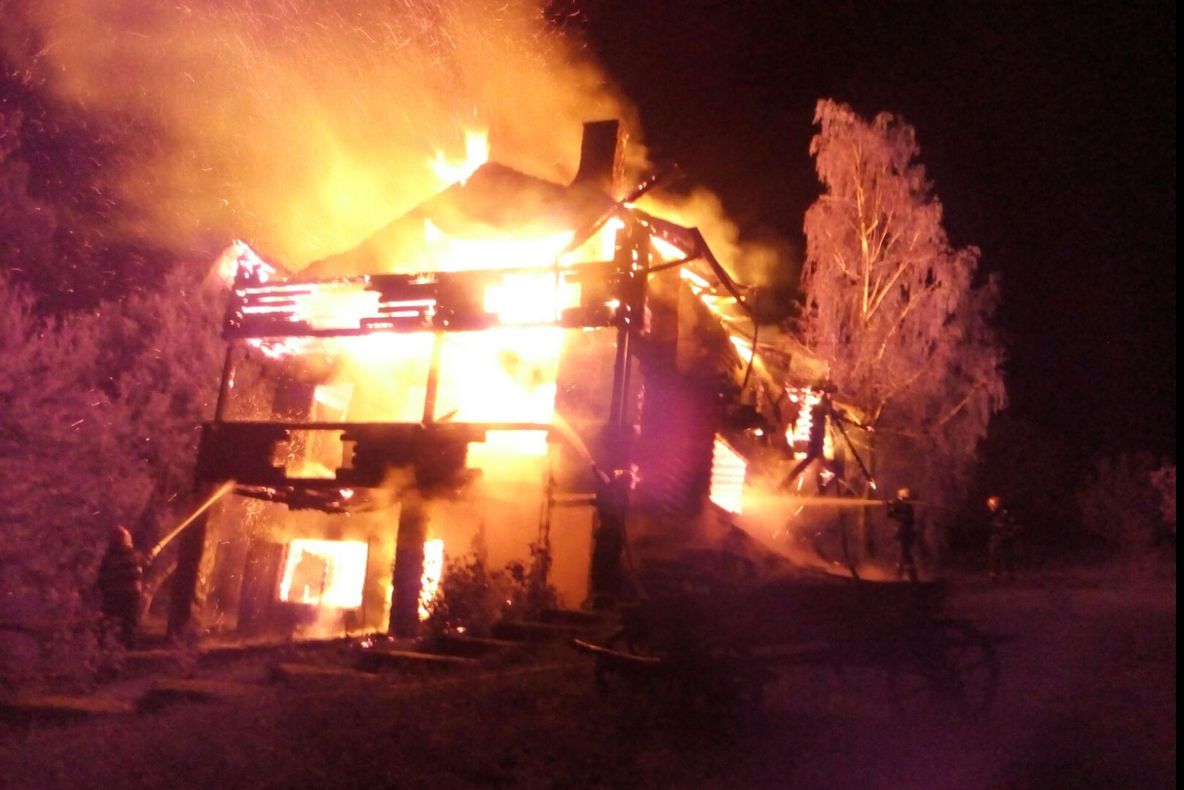 Incendiu puternic la un complex de agrement şi sport din Târgu Mureş