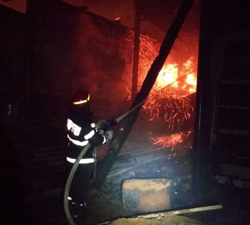 Incendiu violent la o hală din Timiș, intervenție dificilă pentru pompieri