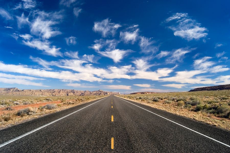 Cel mai bizar indicator rutier, fotografiat pe drumul spre Retezat. Șoferii sunt total debusolați! 