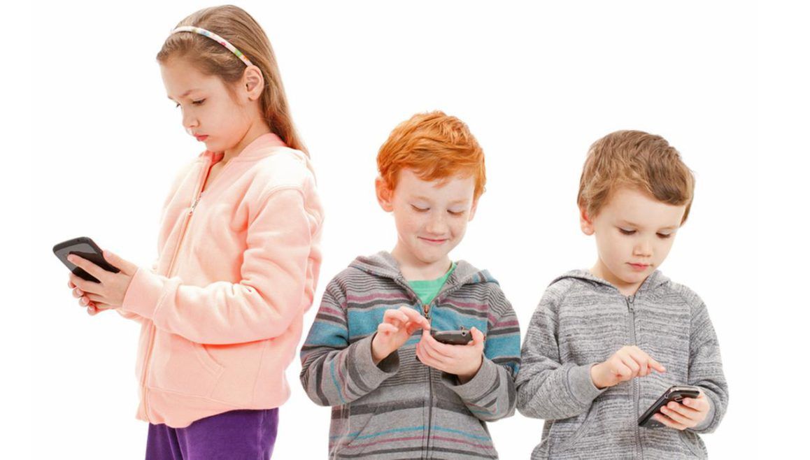 Ministrul Educației, anunț important privind interzicerea telefoanelor în școli