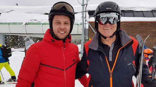 Klaus Iohannis s-a fotografiat cu turiștii la schi, pe pârtia Transalpina