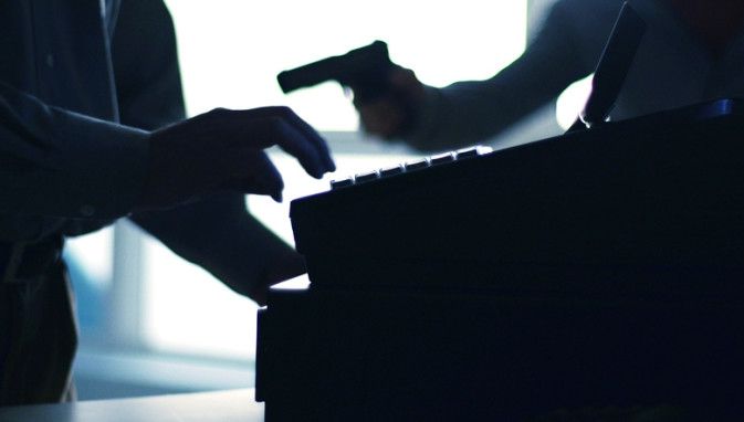 Jaf armat la o casă de schimb valutar din Gorj. Cu câți bani a plecat tâlharul?