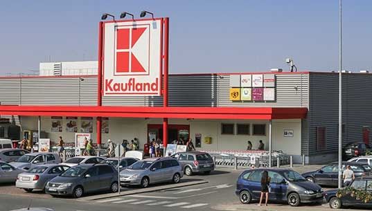 Kaufland, obligată să îi plătească 100.000 lei unei foste angajate. Motivul?