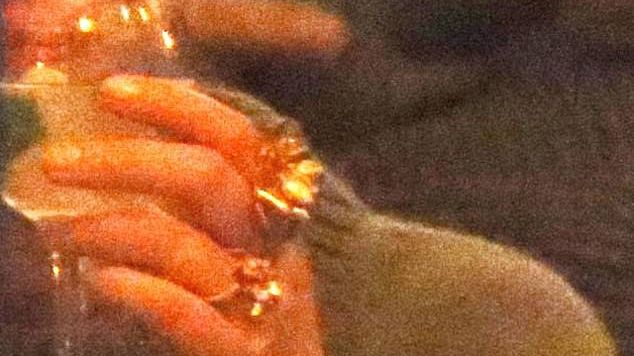 S-a logodit! A fost văzută cu un inel de logodnă uriaș 