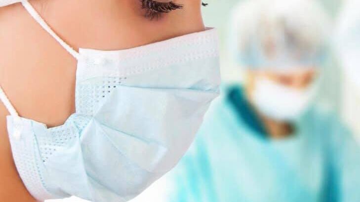Este eficientă masca chirurgicală în locurile aglomerate?