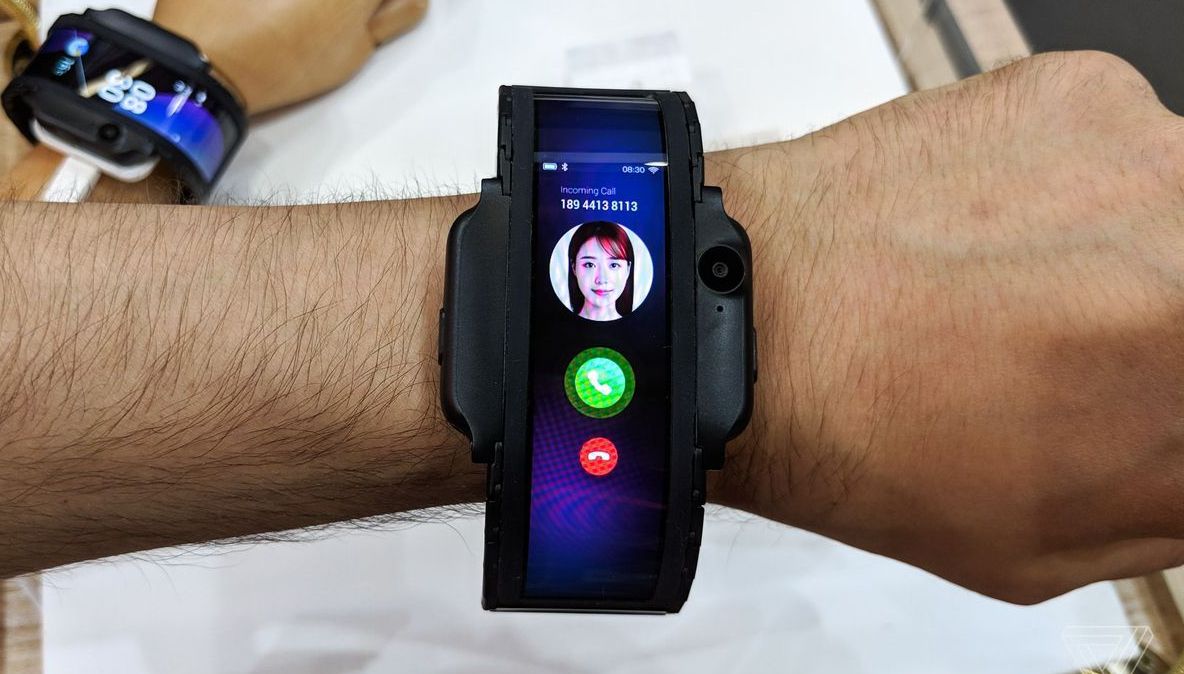 A apărut smartphone-ul care se poartă la încheietură