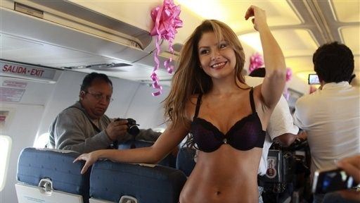 În avion, o blondă s-a aşezat între ea şi prietenul ei, apoi s-a dezlănţuit iadul