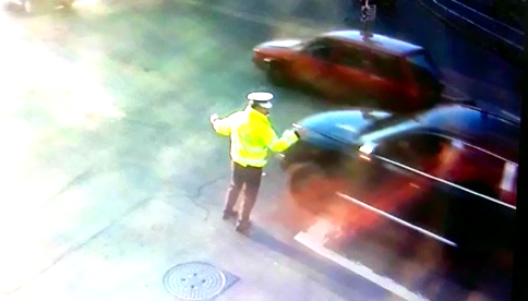 Polițist lovit în plin în timp ce dirija intersecția. Momentul suprins de camere