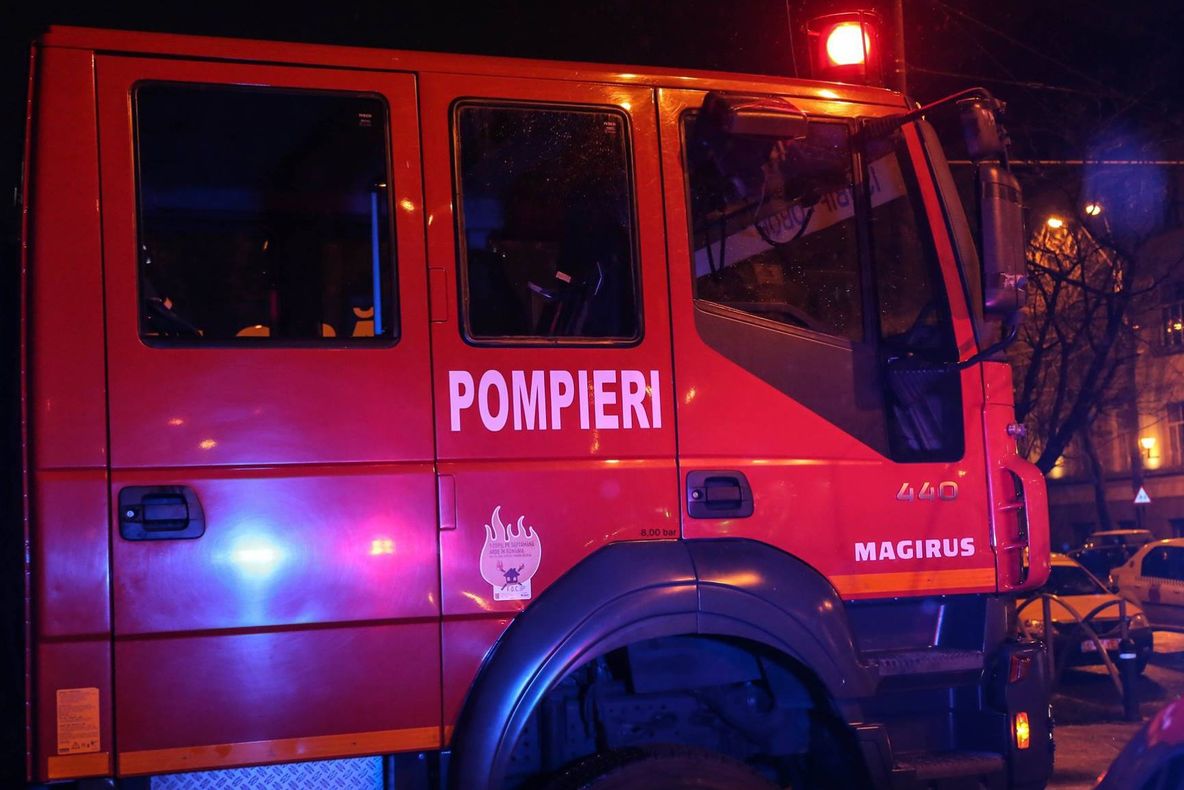 Incendiu violent într-un bloc din Cluj-Napoca: un rănit, 9 persoane evacuate