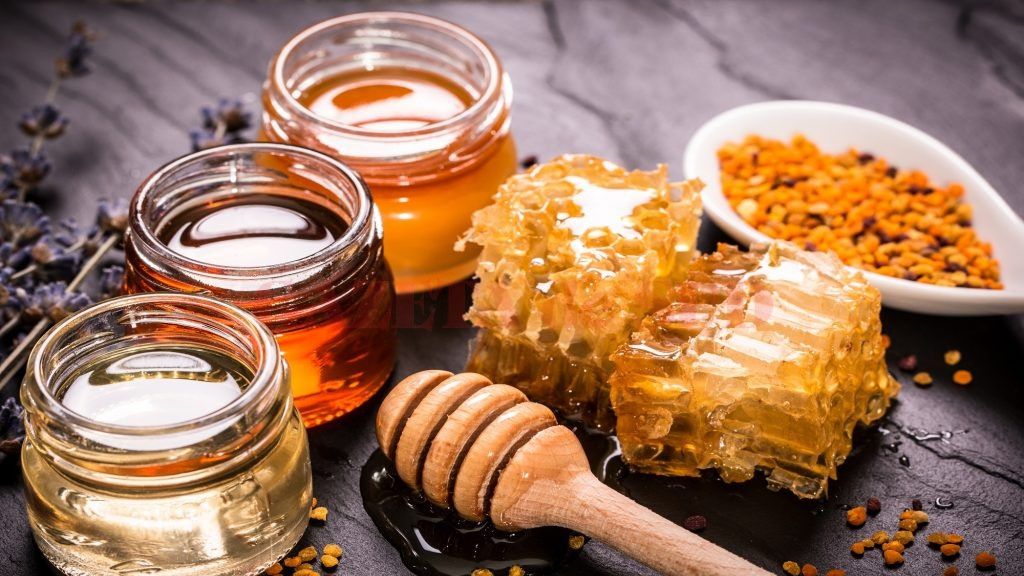 Beneficiile propolisului. Ce conține substanța secretată de albine?