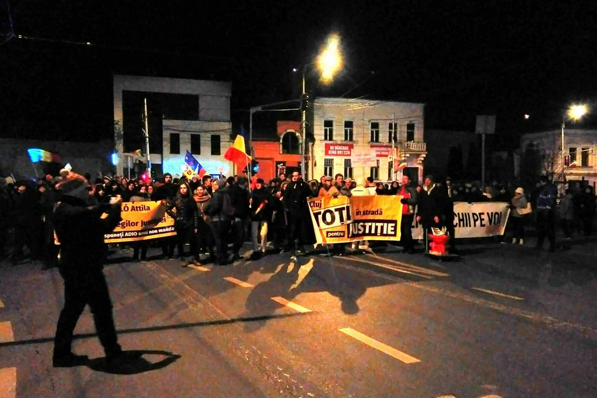 Protest la Cluj după ce Legile Justiţiei au fost modificate, din nou, prin Ordonanţă de Urgenţă
