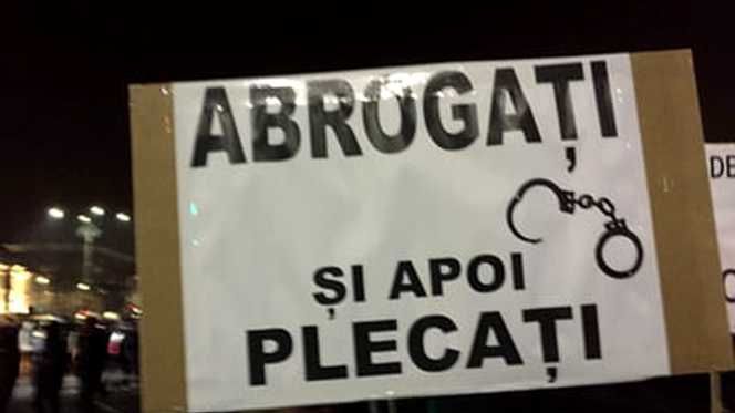 O mașină a unui post de televiziune, evacuată cu ajutorul jandarmilor de la protest