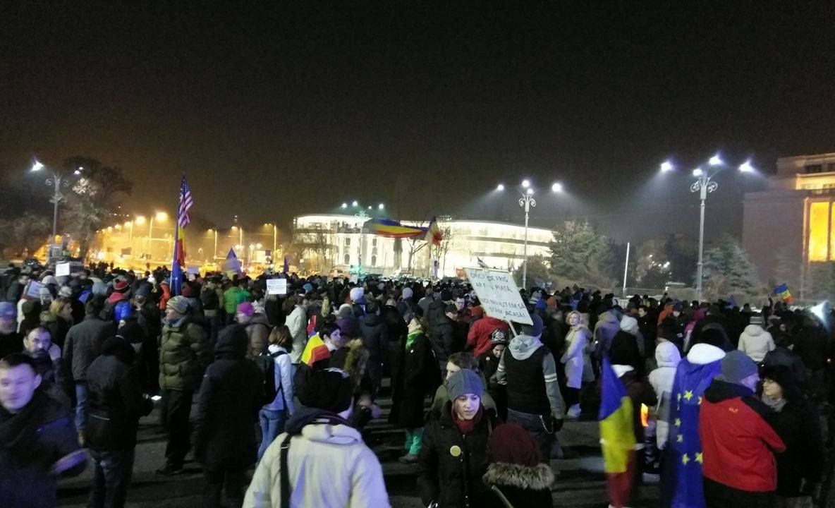 VIDEO A început PROTESTUL în Piața Victoriei! Vedete, prezente printre participanți