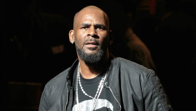 Riscă ani grei de închisoare. R Kelly pledează nevinovat. Cauțiune uriașă 