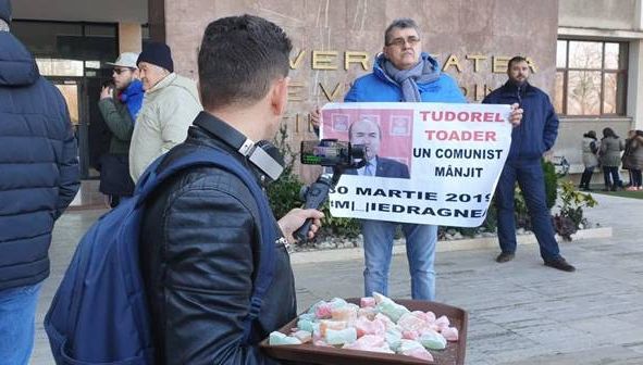Tudorel Toader, așteptat la Timișoara cu proteste și o tavă cu rahat