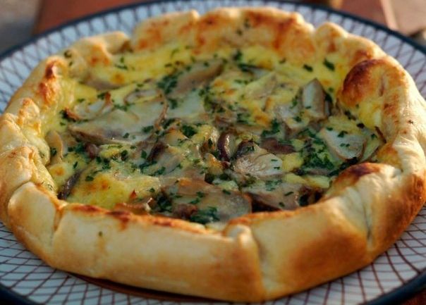 Reţetă pentru weekend: Plăcintă cu ciuperci şi brânză. E delicioasă!