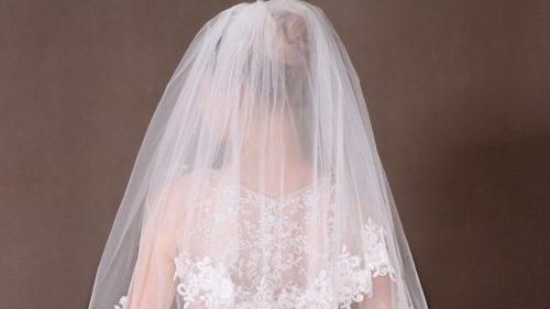 Toți așteptau mireasa. A venit! Și-a ridicat voalul și...nuntașii au înlemnit. Ce avea pe față