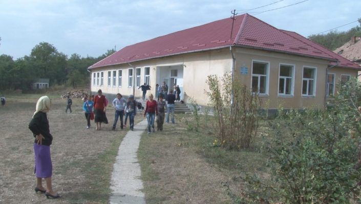 Teodorovici: Până la finalul anului, toate şcolile vor fi dotate cu WC