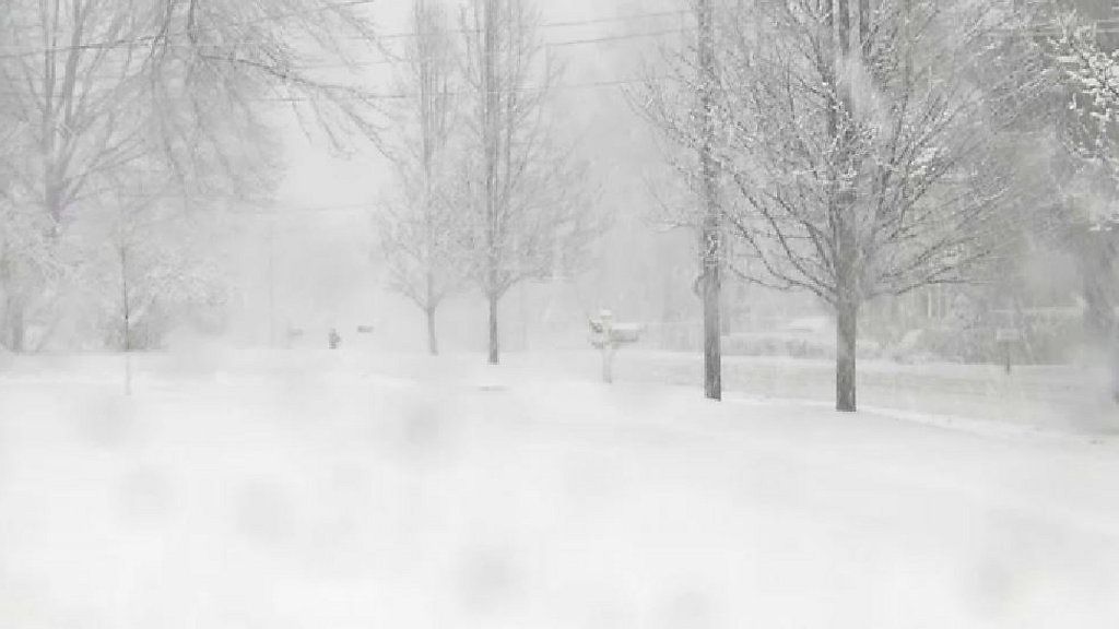 Iarna lovește în forță! Cod portocaliu și galben de ninsori și vânt. Zonele afectate