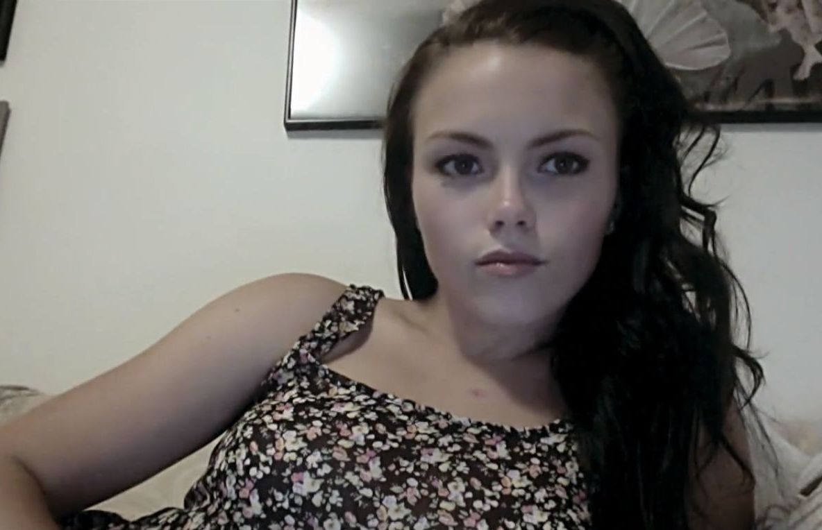 Ce a pățit o tânără care a uitat să închidă camera web de la laptop. Imaginile au făcut valuri