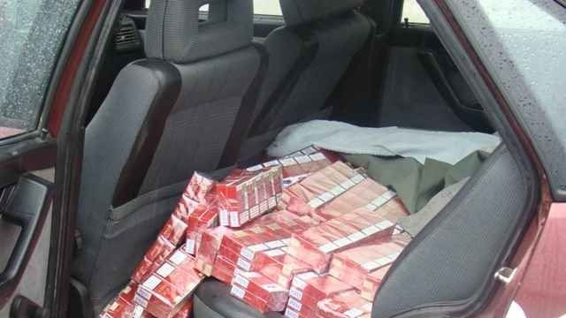 Pensionară din Iaşi, cu dosar penal pentru contrabandă cu ţigări