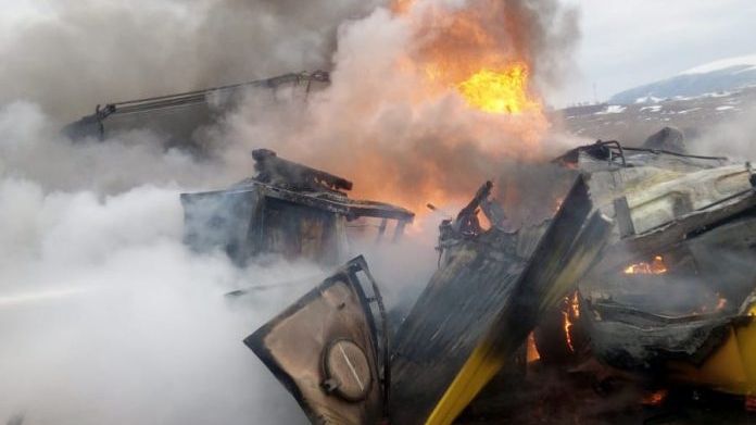 Trei TIR-uri au fost implicate într-un carambol și au luat foc: 2 oameni au murit -IMAGINI DRAMATICE